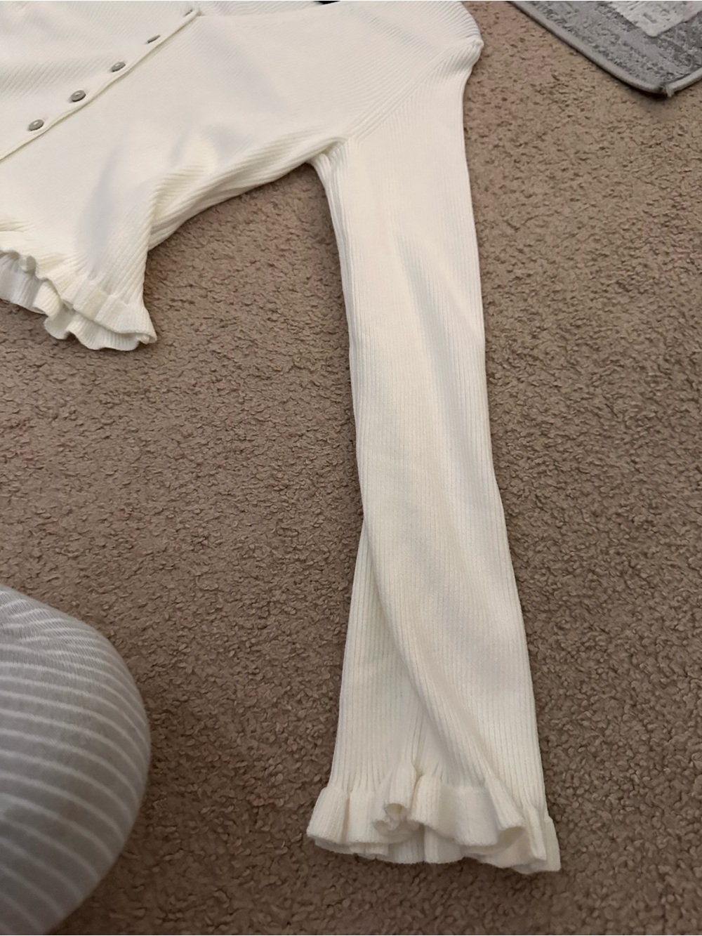 H&M Cream Ribbed Button-Front V-Neck Top with Ruffle Hem - Picture 2 of 5